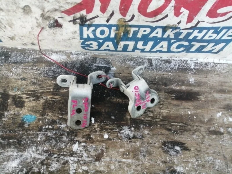 Петля двери Toyota Corolla Spacio 6872012150 NZE121 1NZ-FE, передняя левая