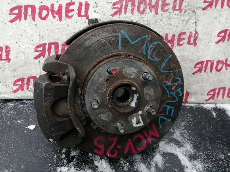 Ступица Toyota Camry Gracia 4321233070 MCV25 2MZ-FE, передняя левая