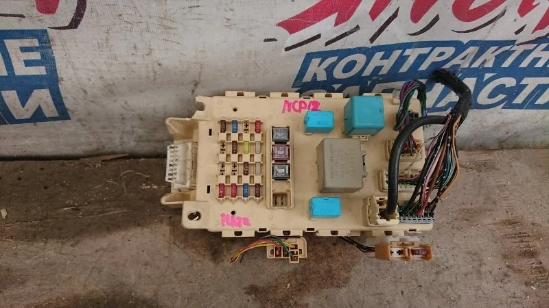 Блок предохранителей салона Toyota Platz 8273252010 NCP12 1NZ-FE
