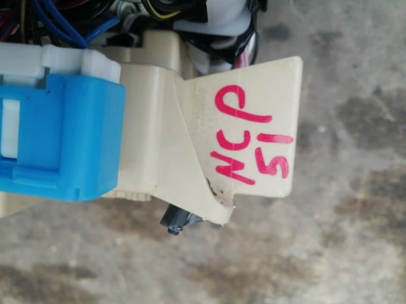 Блок предохранителей салона Toyota Funcargo 8273252010 NCP20 2NZ-FE