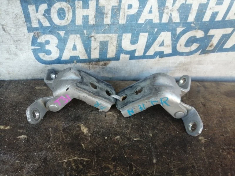 Петля двери Nissan X-Trail 824204P00A T31 MR20DE, передняя правая