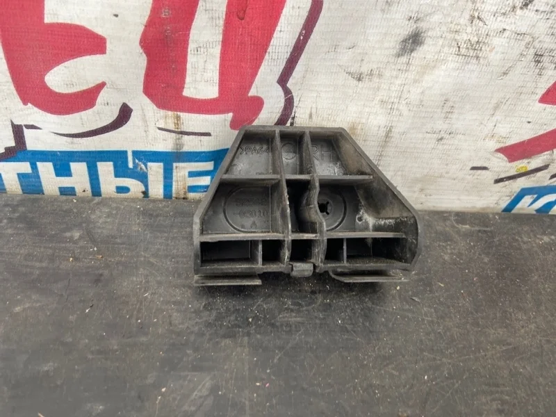 Крепление бампера Toyota Avensis 5256205010 AZT250 1AZ-FSE, заднее правое