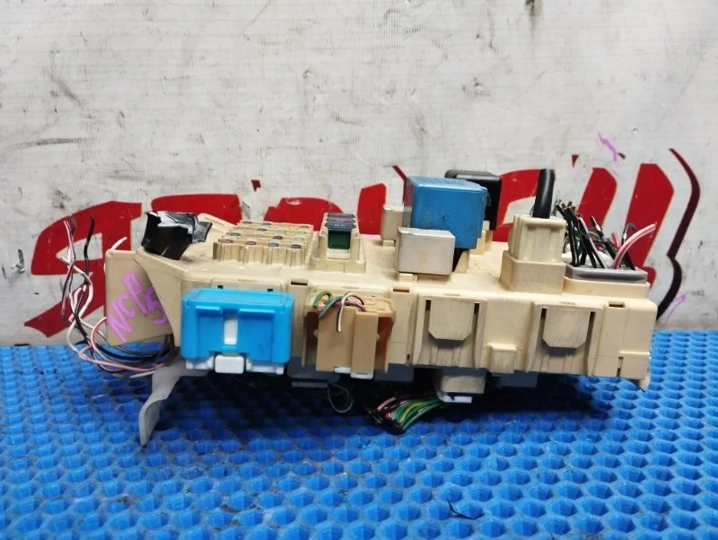 Блок предохранителей салона Toyota Probox 8273252010 NCP51 1NZ-FE