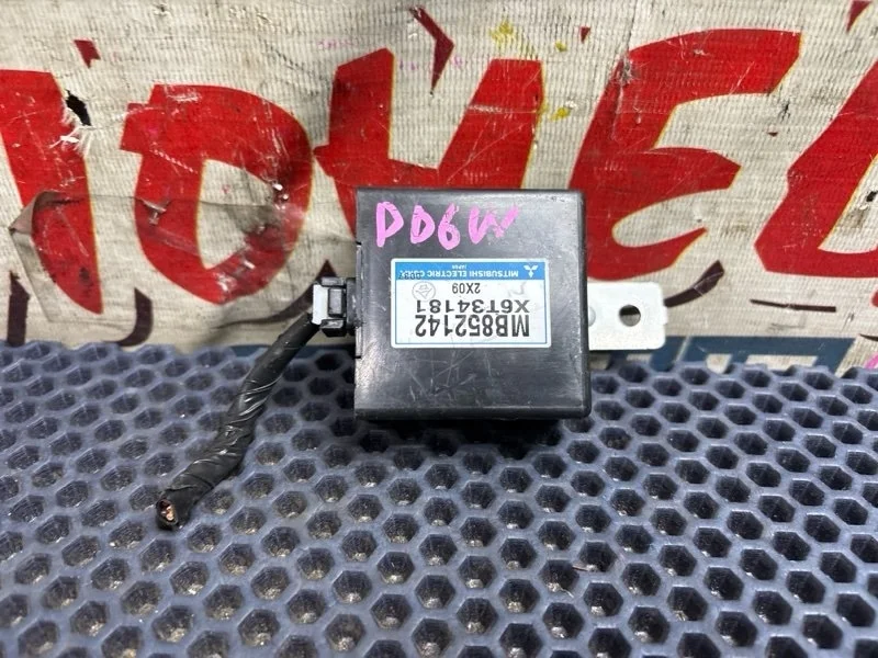 Блок управления зеркалами Mitsubishi Delica MB852142 PD6W 6G72