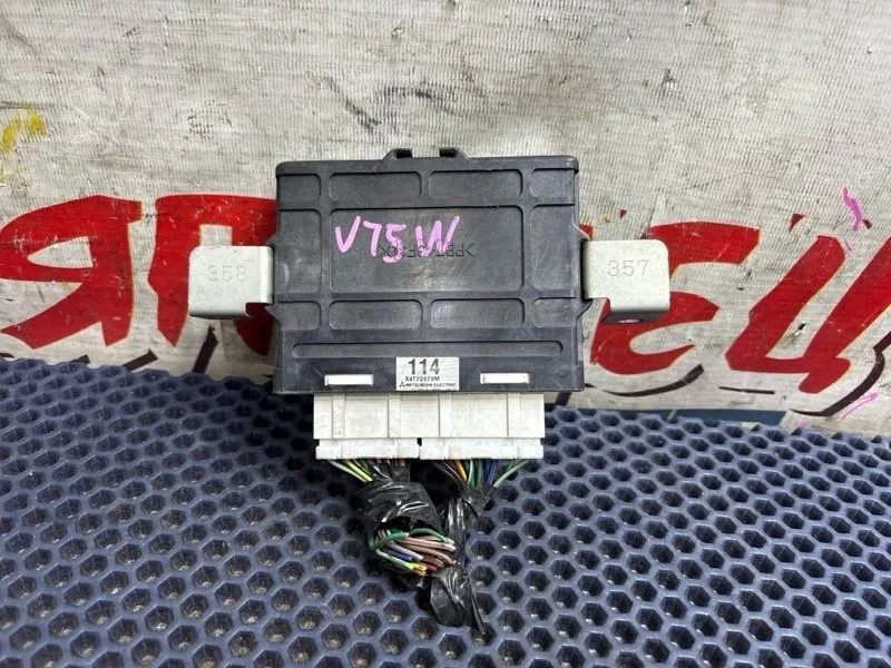 Блок управления 4WD Mitsubishi Pajero MR580114 V75W 6G74