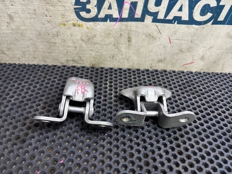 Петля двери Toyota Ractis 6871012151 NCP120 1NZ-FE, передняя правая