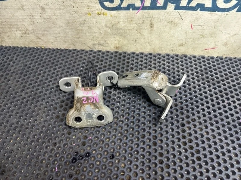 Петля двери Toyota Raum 6871012150 NCZ20 1NZ-FE, передняя правая