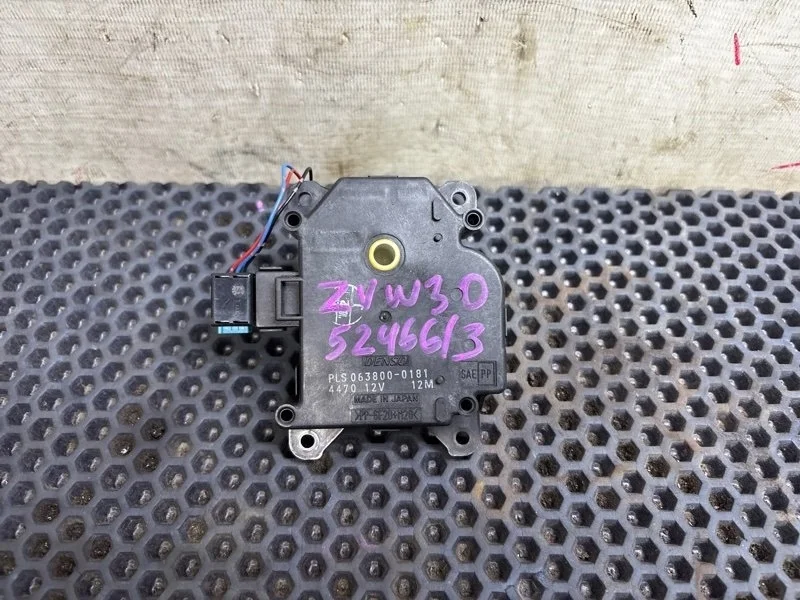 Сервопривод заслонок печки Toyota Prius 0638000181 ZVW30 2ZR-FXE