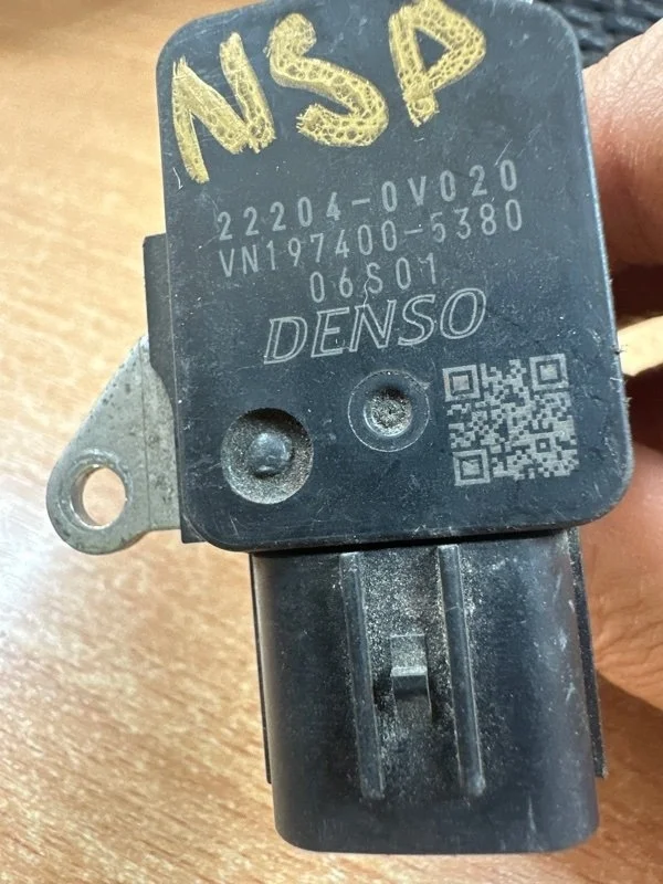 Расходомер воздушный Toyota Ractis 222040V020 NSP120 2SZ-FE