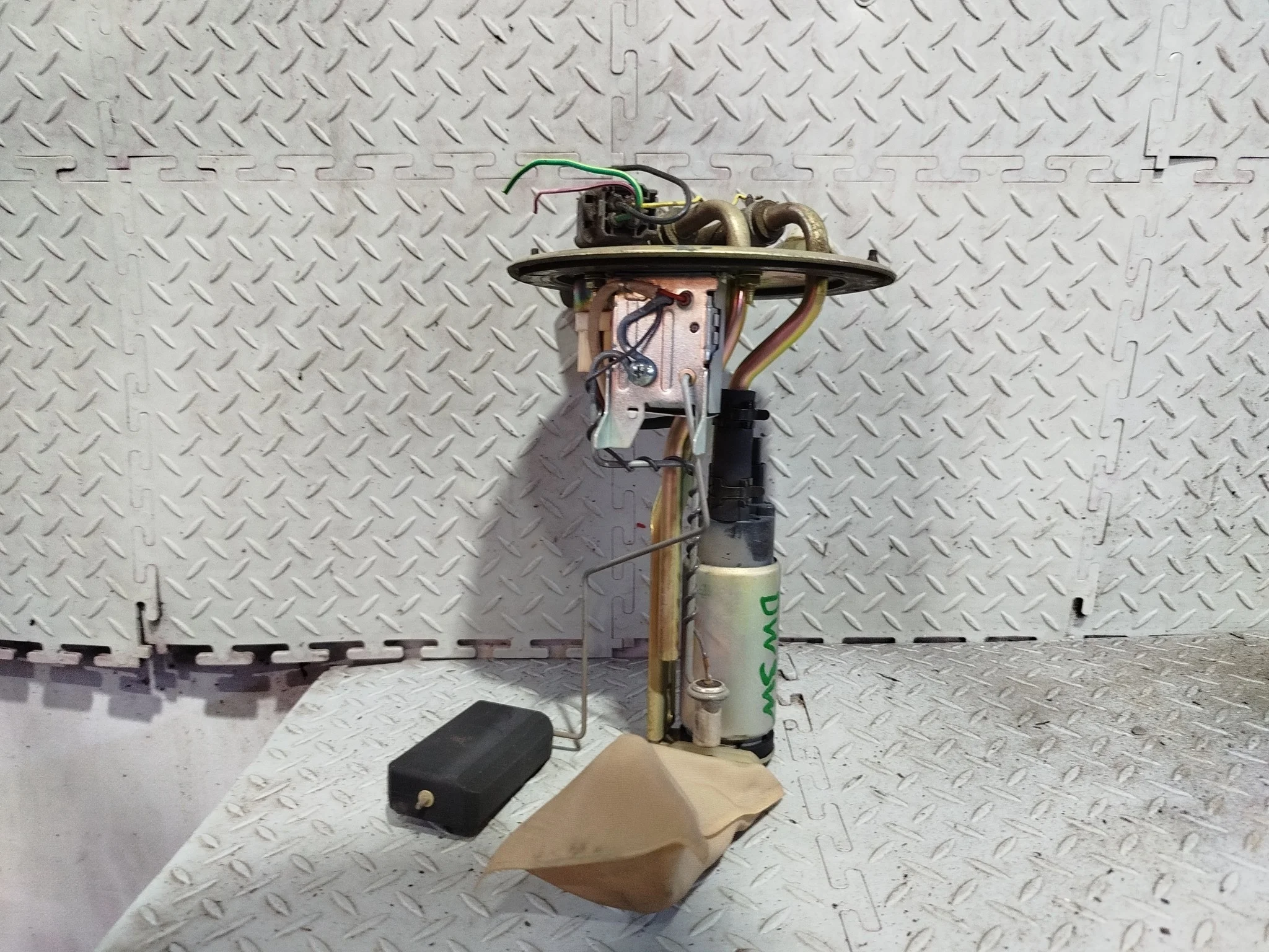 БЕНЗОНАСОС КОРПУС БЕНЗОНАСОСА В СБОРЕ MAZDA FORD DEMIO FESTIVA DW3W DW5W 2 ШТУЦЕРА 1 ФИШКА 4 КОНТАКТА B3C71335ZA