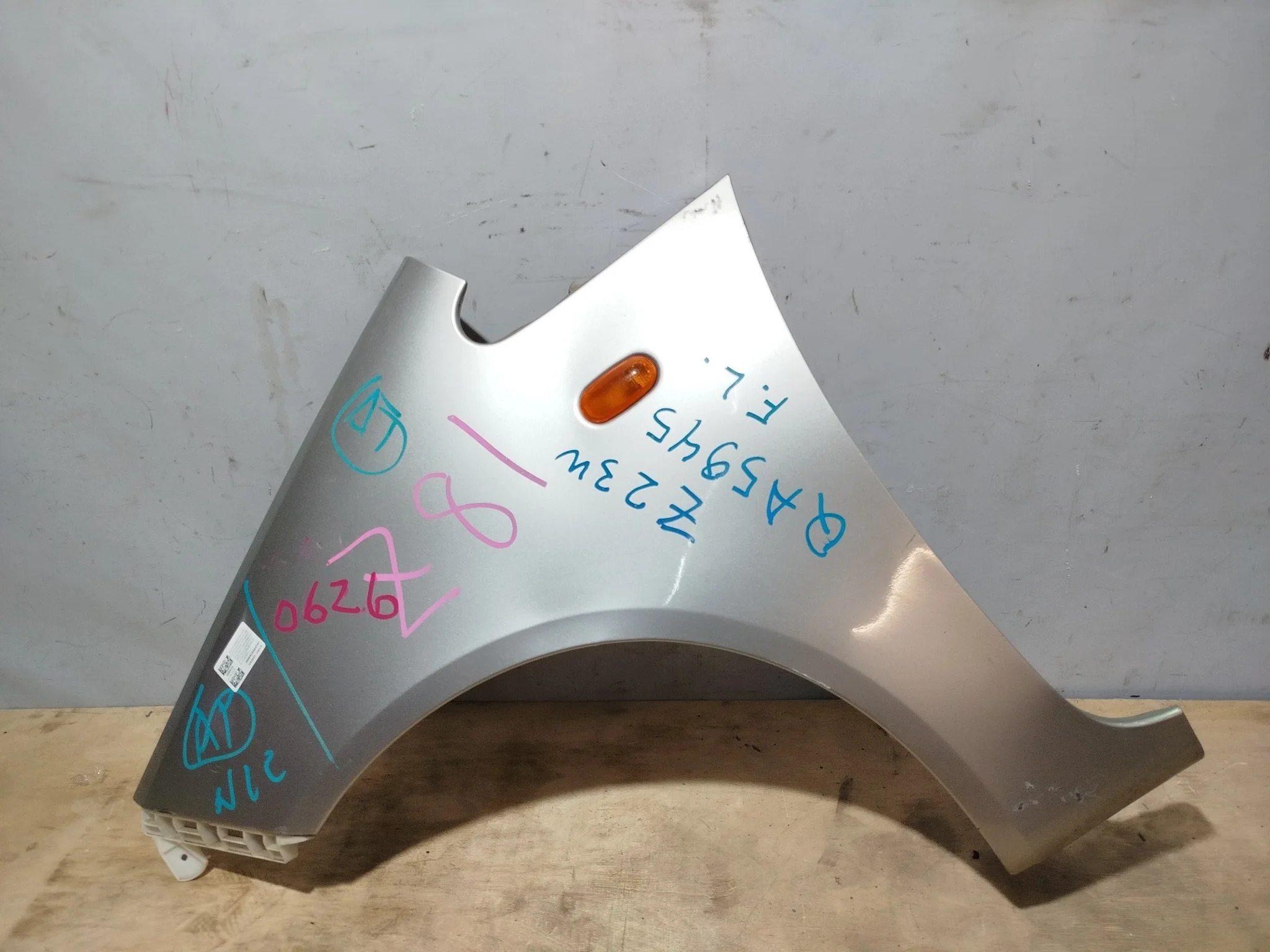 КРЫЛО MITSUBISHI COLT COLT PLUS Z21A Z21W Z22A Z22W Z23A Z23W Z24A Z24W Z25A Z26A Z27A Z27AG Z27W Z27WG Z28A MN133355 ПЕРЕДНЕЕ ЛЕВОЕ серый, A17 QA5945