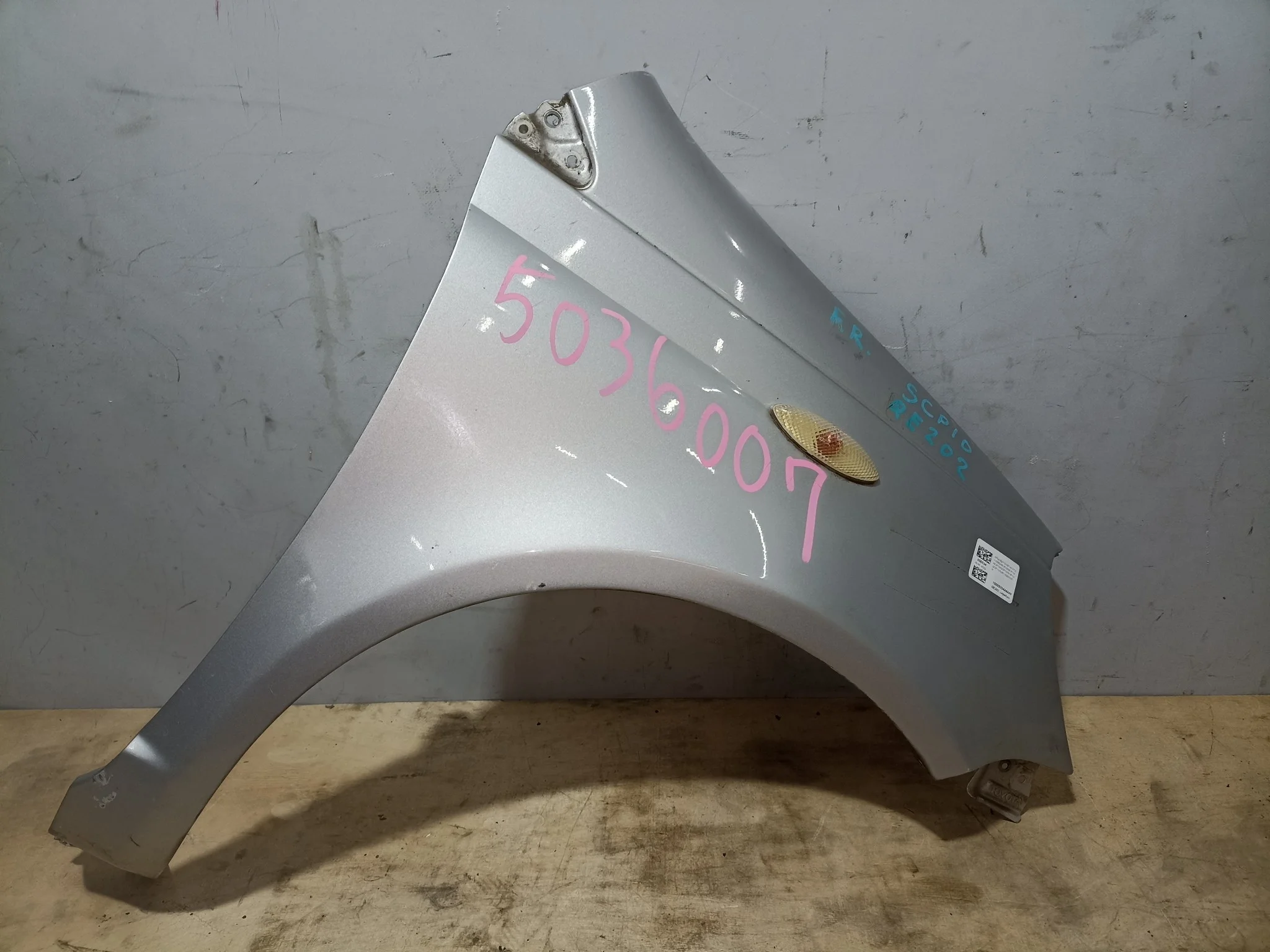 КРЫЛО TOYOTA VITZ YARIS NCP10 NCP13 NCP15 SCP10 SCP12 SCP13 5381152010 ПЕРЕДНЕЕ ПРАВОЕ серебро, 199 QE202
