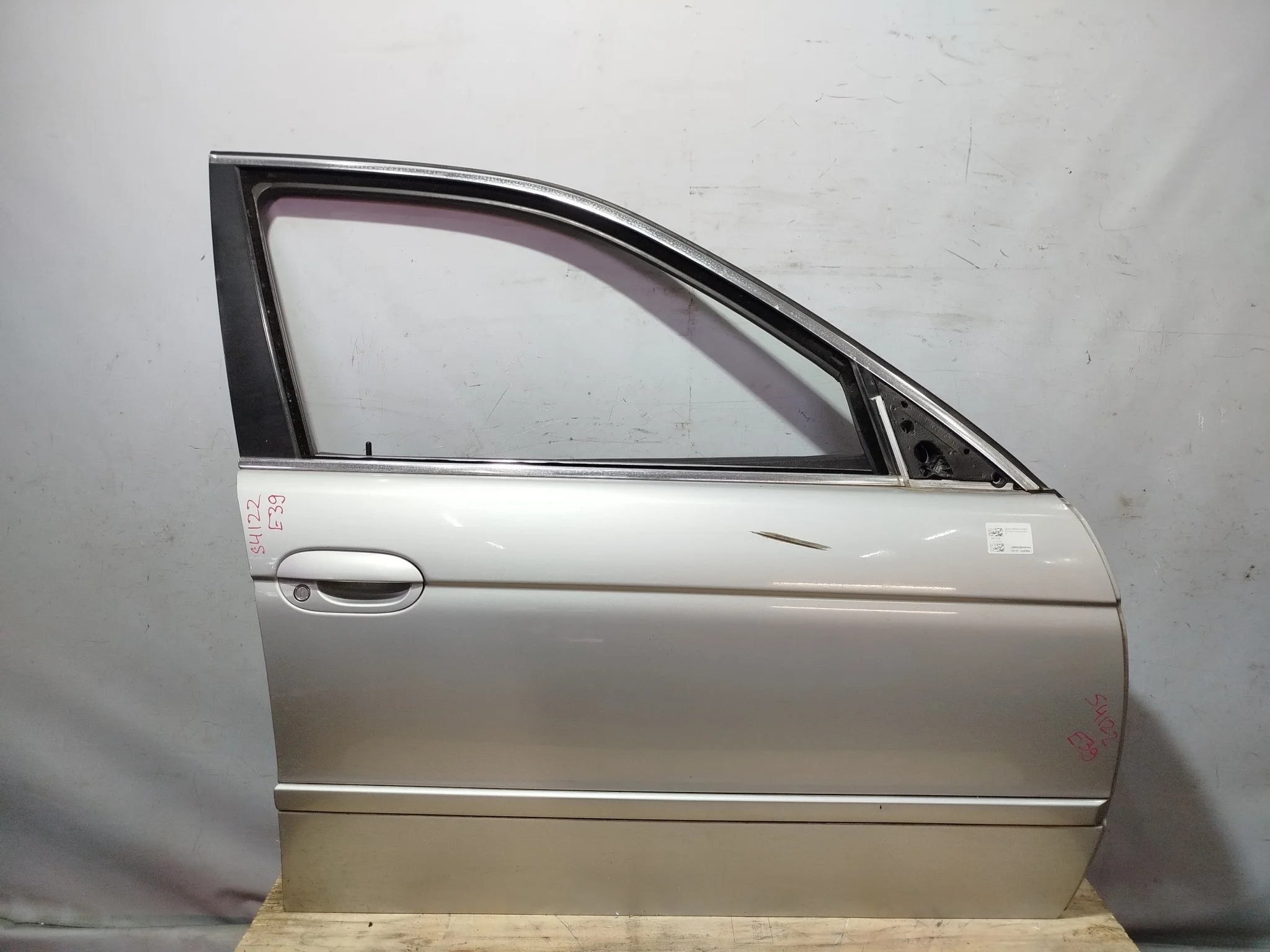 ДВЕРЬ BMW 5-SERIES E39 41518216818 ПЕРЕДНЯЯ ПРАВАЯ серебро S4122