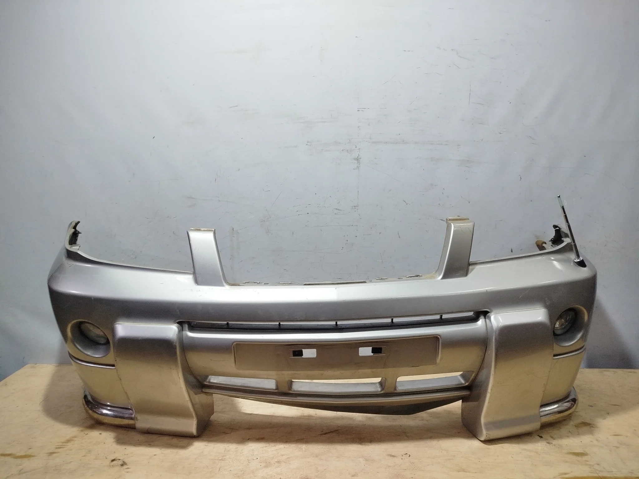 БАМПЕР NISSAN X-TRAIL NT30 PNT30 T30 F2022EQ0AD 2 МОДЕЛЬ ПЕРЕДНИЙ серебро, KY0 S4044