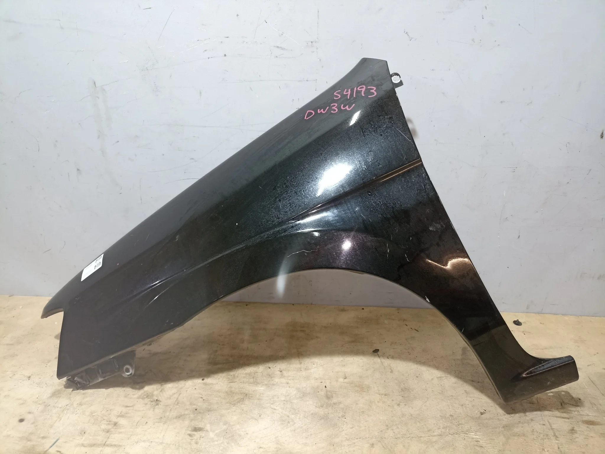 КРЫЛО MAZDA DEMIO DW3W DW5W D26752211B ПЕРЕДНЕЕ ЛЕВОЕ 2 МОДЕЛЬ черный, A3F S4193