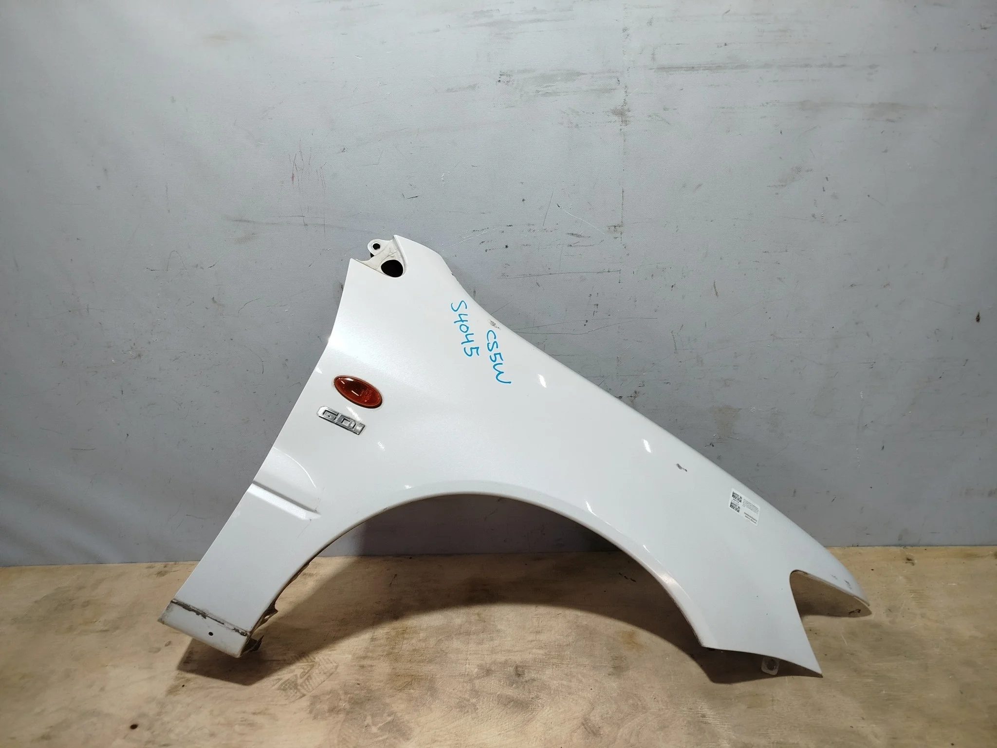 КРЫЛО MITSUBISHI LANCER CARGO LANCER CEDIA CS2A CS2V CS5A CS5W MR555070 ПЕРЕДНЕЕ ПРАВОЕ белый, W13 S4045