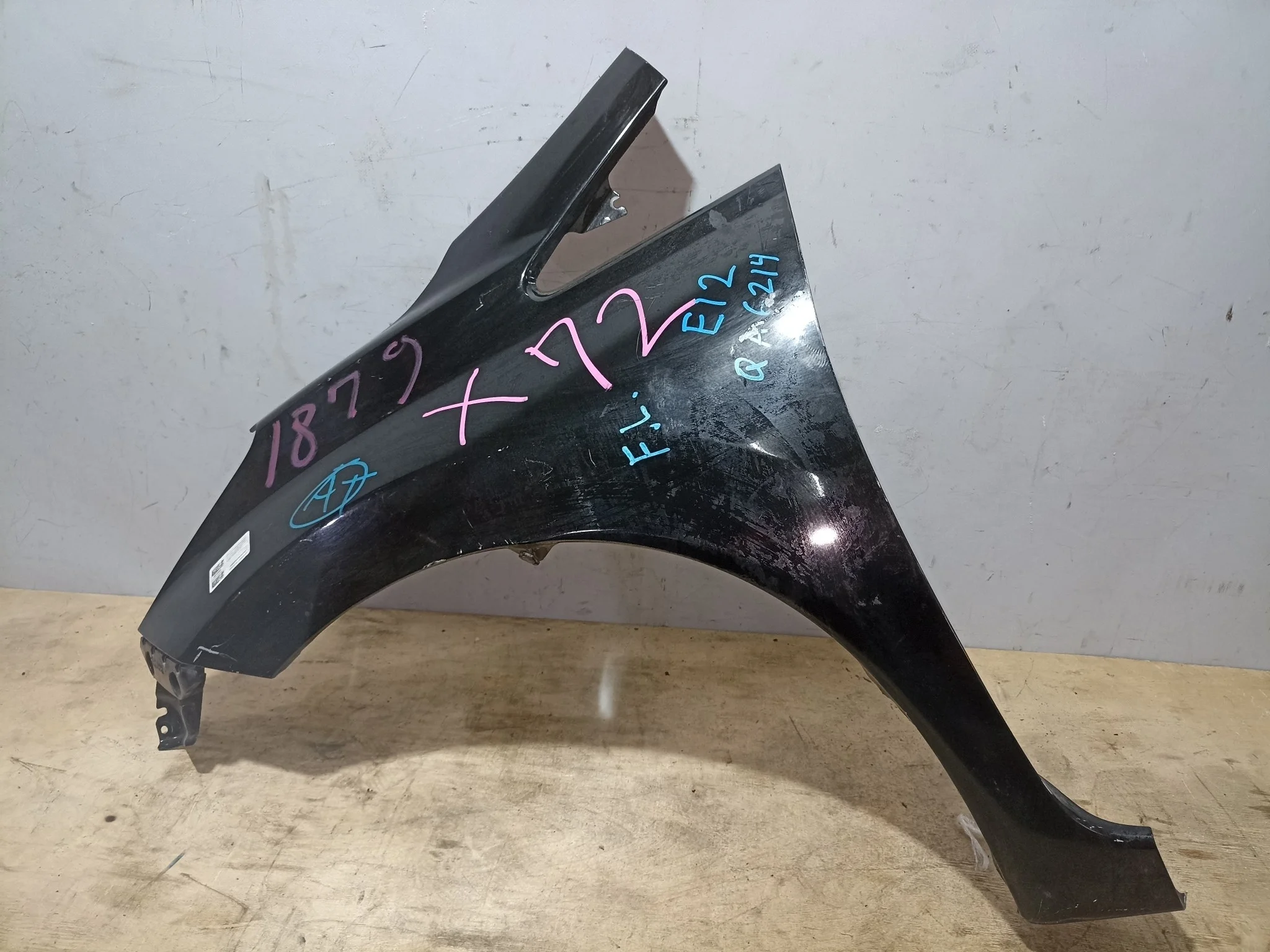 КРЫЛО NISSAN NOTE E12 HE12 NE12 SNE12 F31015VAMA ПЕРЕДНЕЕ ЛЕВОЕ БЕЗ ПОВТОРИТЕЛЯ черный, KH3 QA6214