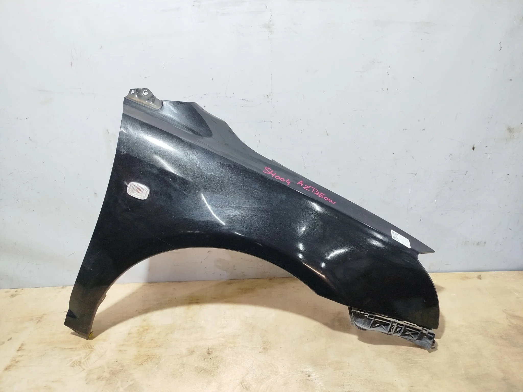КРЫЛО TOYOTA AVENSIS ADT250 ADT251 AZT250 AZT250W AZT251 AZT251W AZT255 AZT255W CDT250 ZZT250 ZZT251 5381105020 ПЕРЕДНЕЕ ПРАВОЕ 1 МОДЕЛЬ черный, 209 S4004