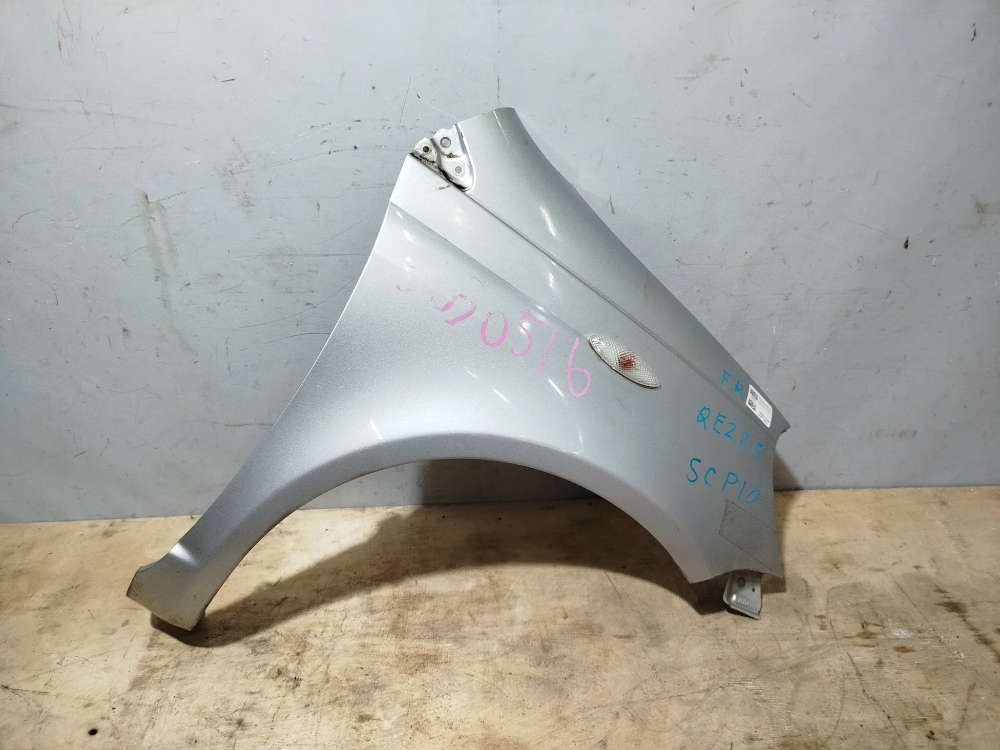 КРЫЛО TOYOTA VITZ YARIS NCP10 NCP13 NCP15 SCP10 SCP12 SCP13 5381152010 ПЕРЕДНЕЕ ПРАВОЕ серебро, 199 QE225