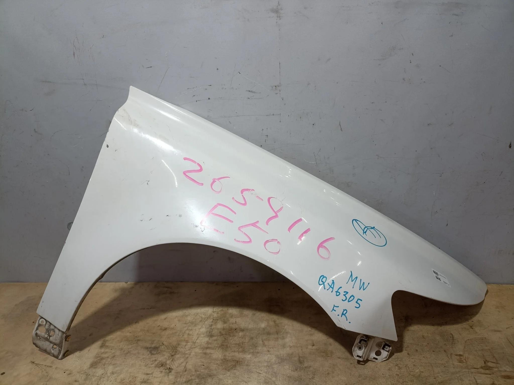 КРЫЛО VOLVO S40 V50 MS MW 31278845 ПЕРЕДНЕЕ ПРАВОЕ белый QA6305