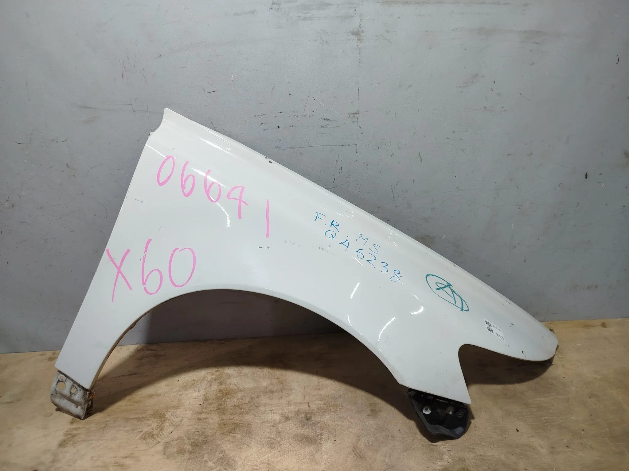 КРЫЛО VOLVO S40 V50 MS MW 31278845 ПЕРЕДНЕЕ ПРАВОЕ белый QA6238