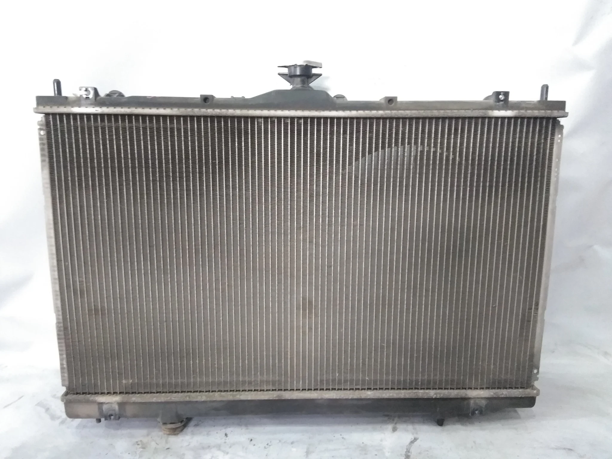 РАДИАТОР ДВИГАТЕЛЯ MITSUBISHI 4G69 GRANDIS NA4W АТМ МТМ БЕЗ ТРУБОК MR993566 S3926