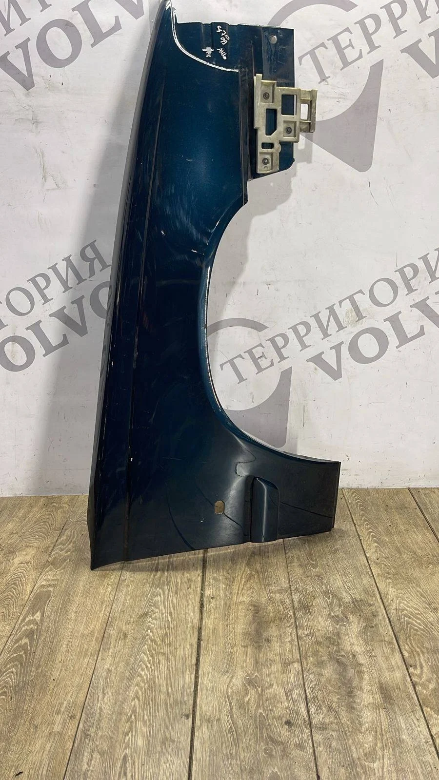 Крыло переднее правое