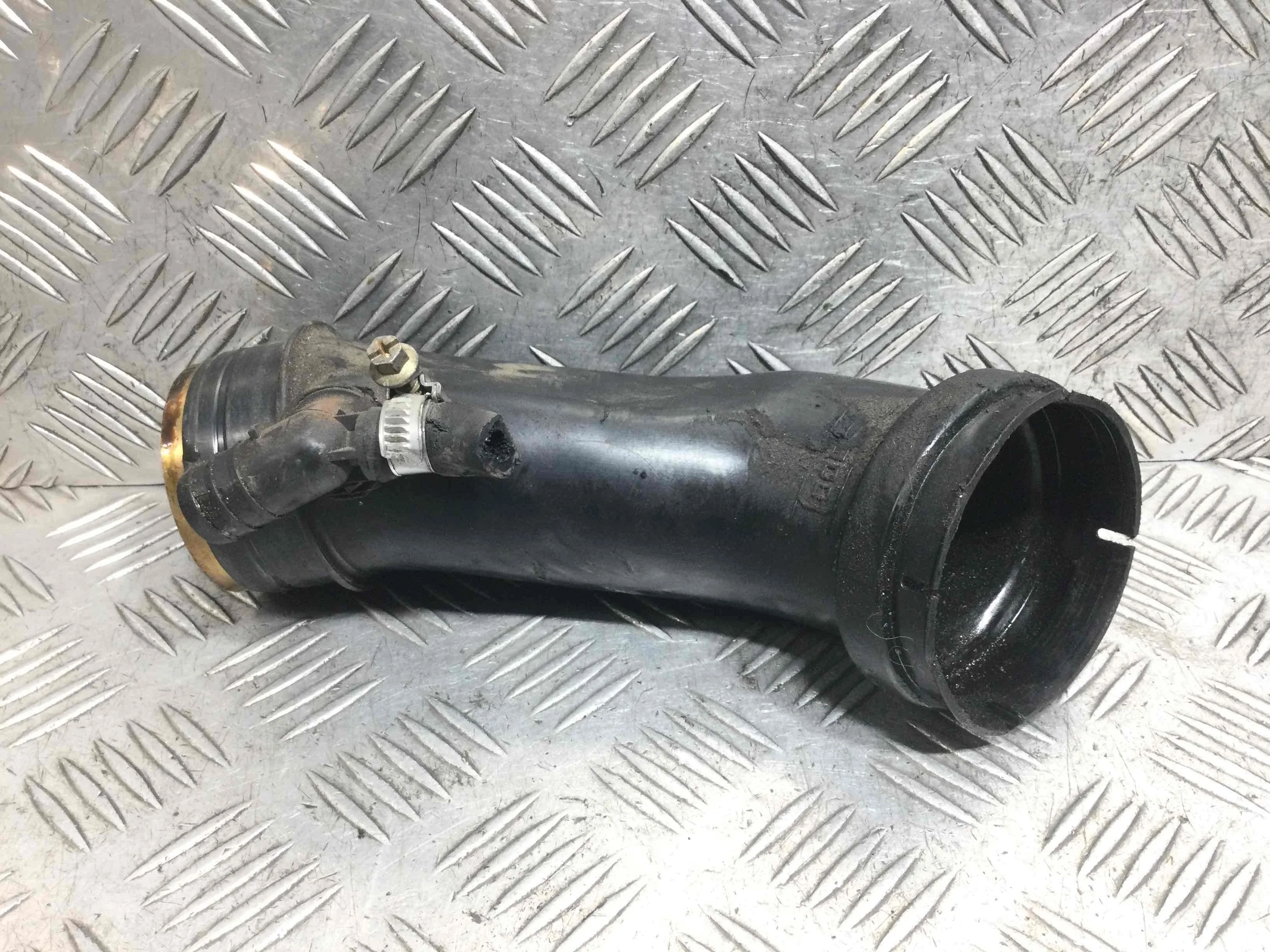 Патрубок воздушного фильтра Audi A4 B5 (1994-1999) бензин 1.6 i Механика Универсал