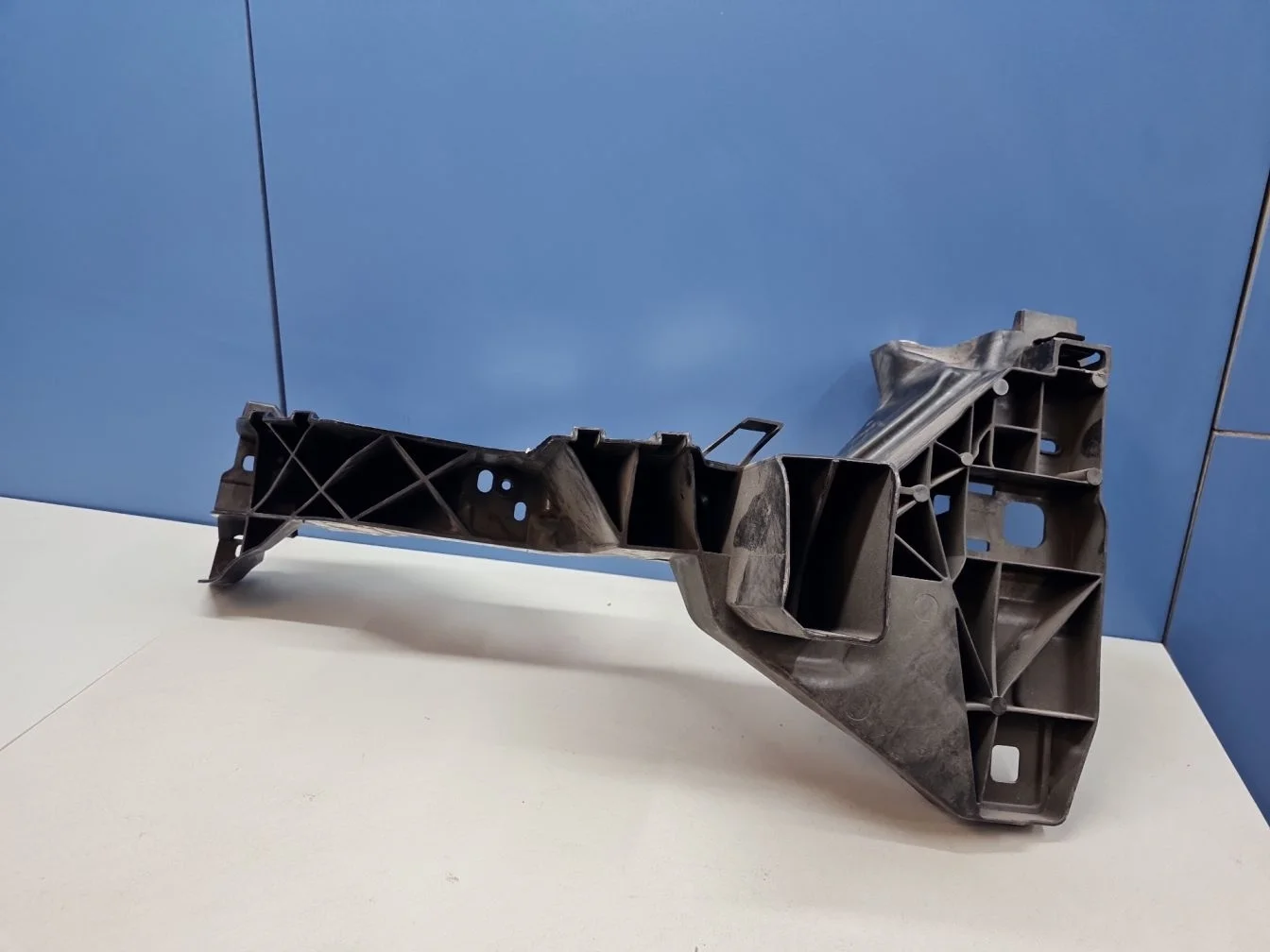 Кронштейн правой фары для Audi Q7 4M 2015-