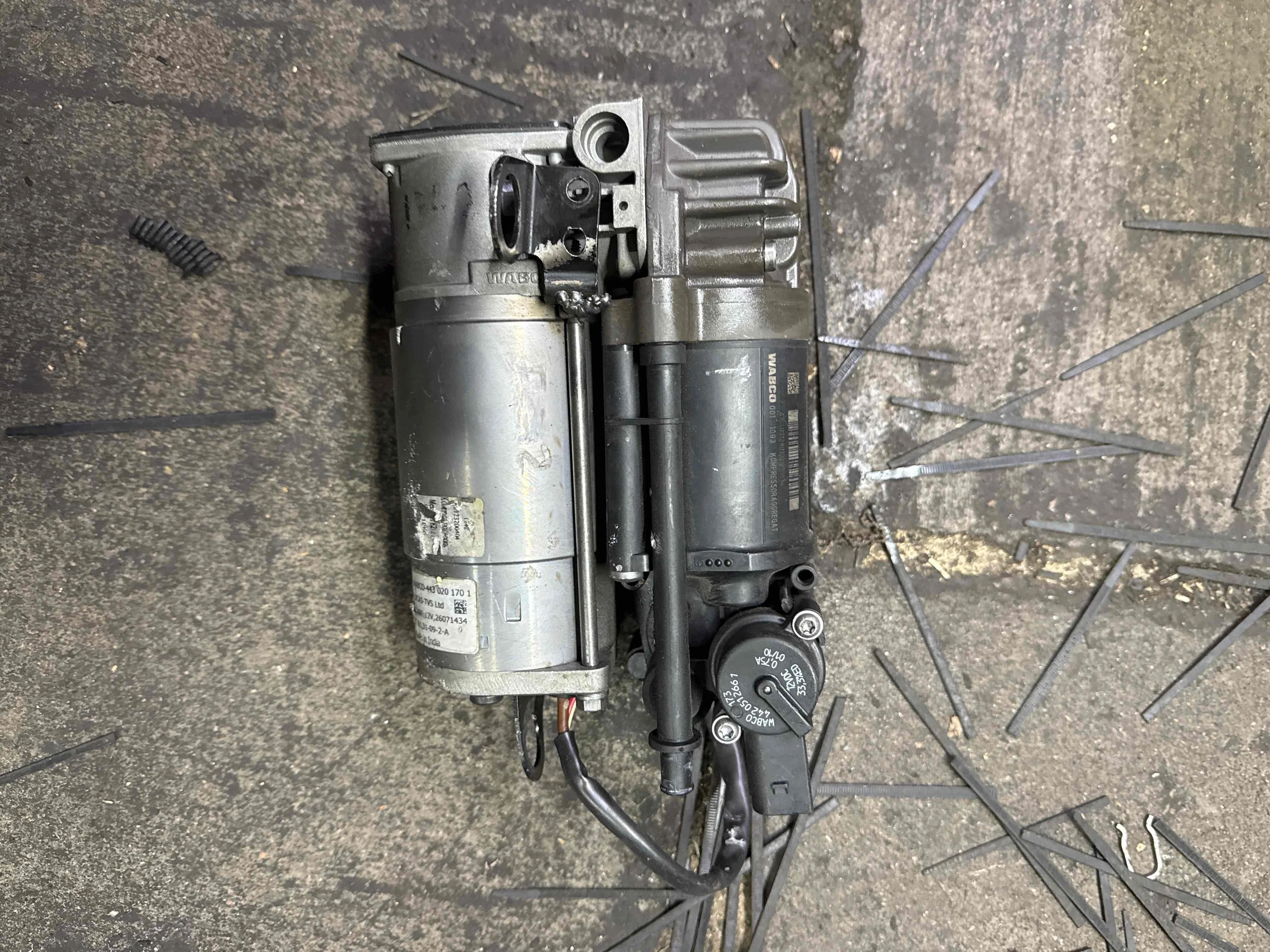 Компрессор пневмоподвески Mercedes-Benz E-класс W212/S212/C207/A207 (2009—2013)  1.8  АКПП седан
