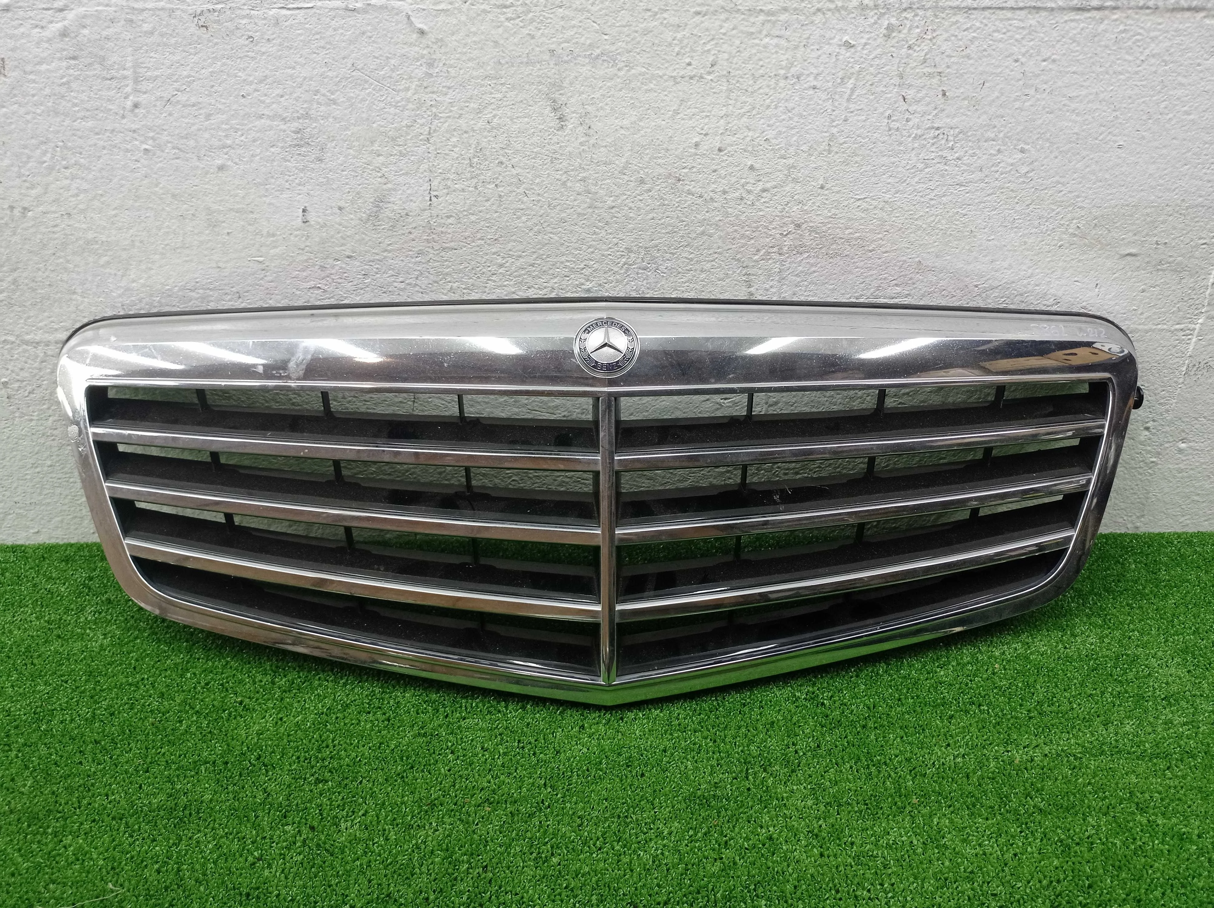 Решетка радиатора Mercedes-Benz E-Class