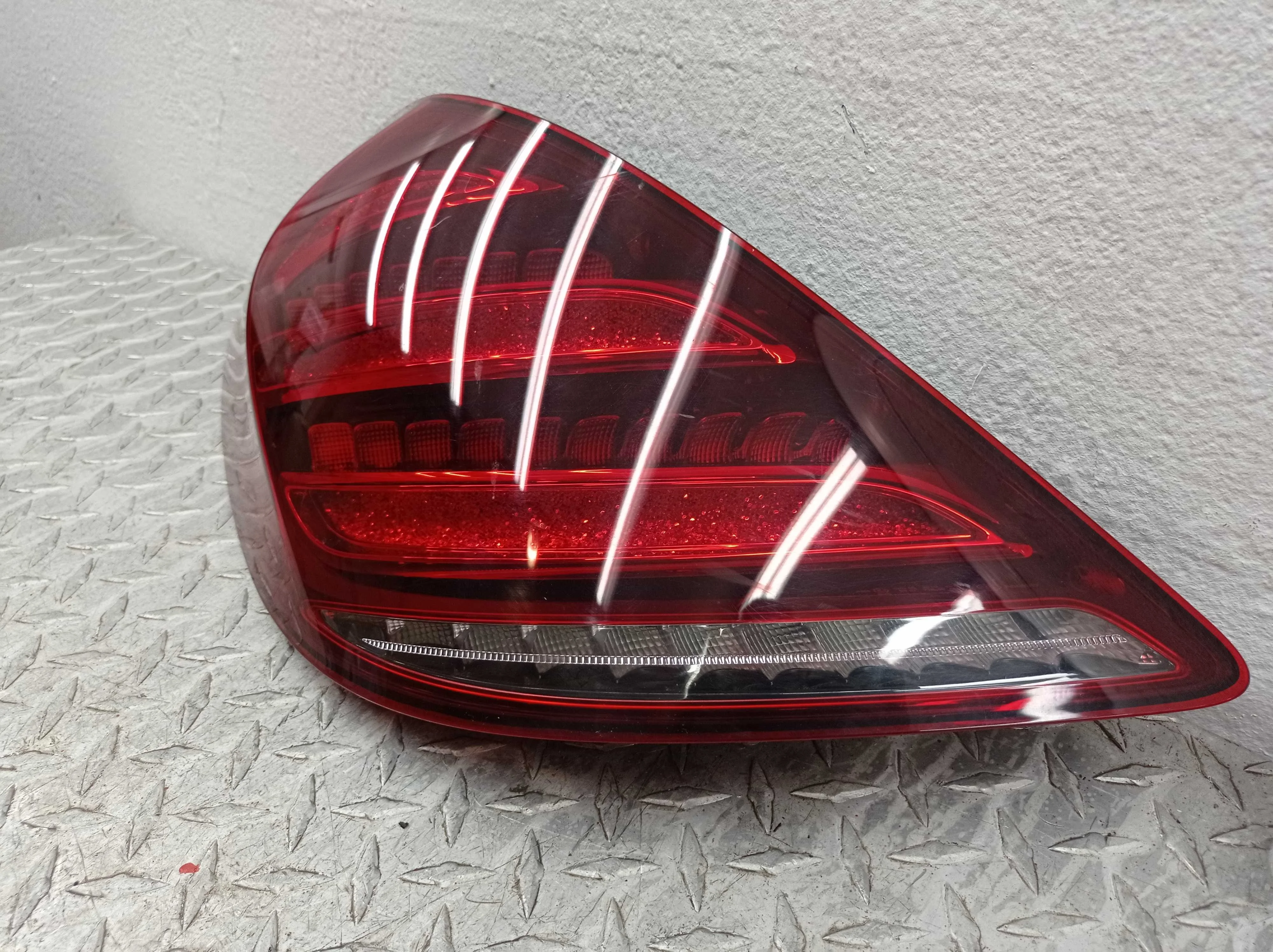 Фонарь задний наружный левый Mercedes-Benz S-Class
