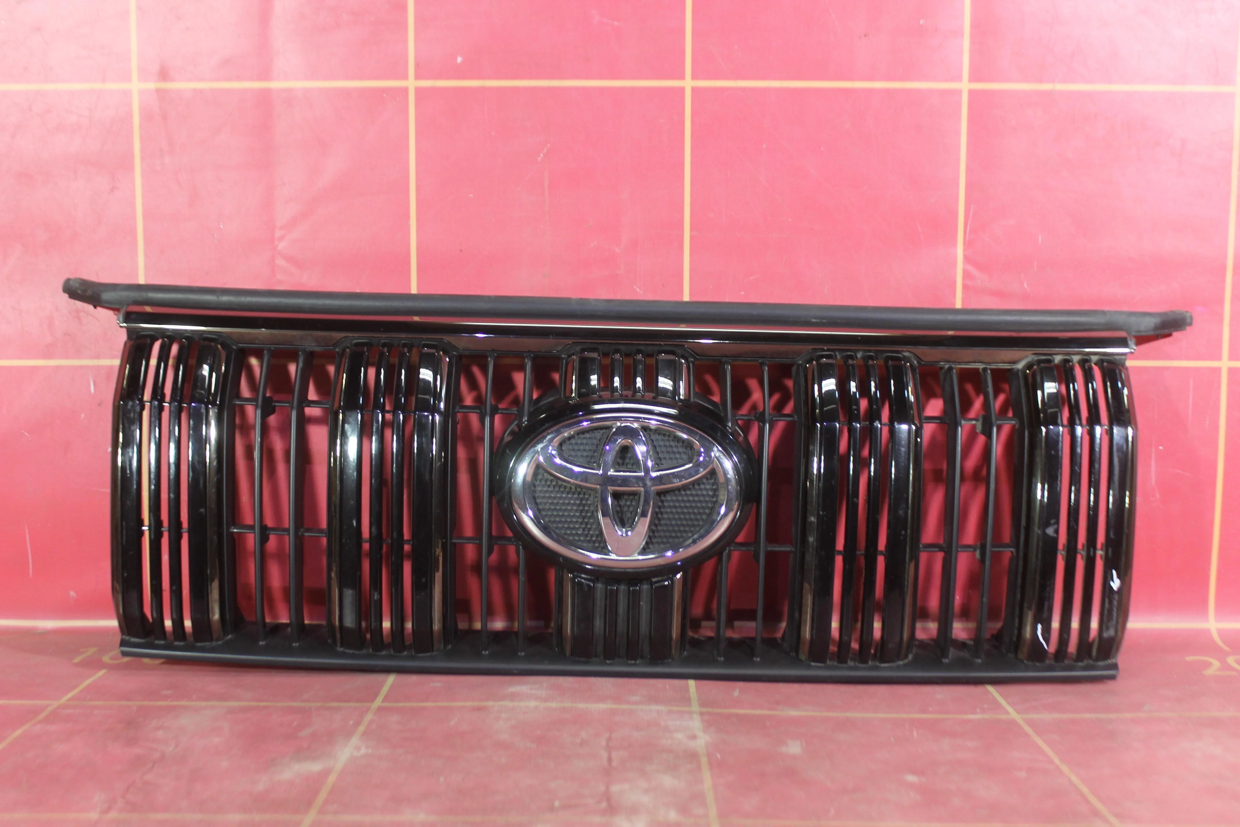 Решетка радиатора Toyota Land Cruiser Prado
