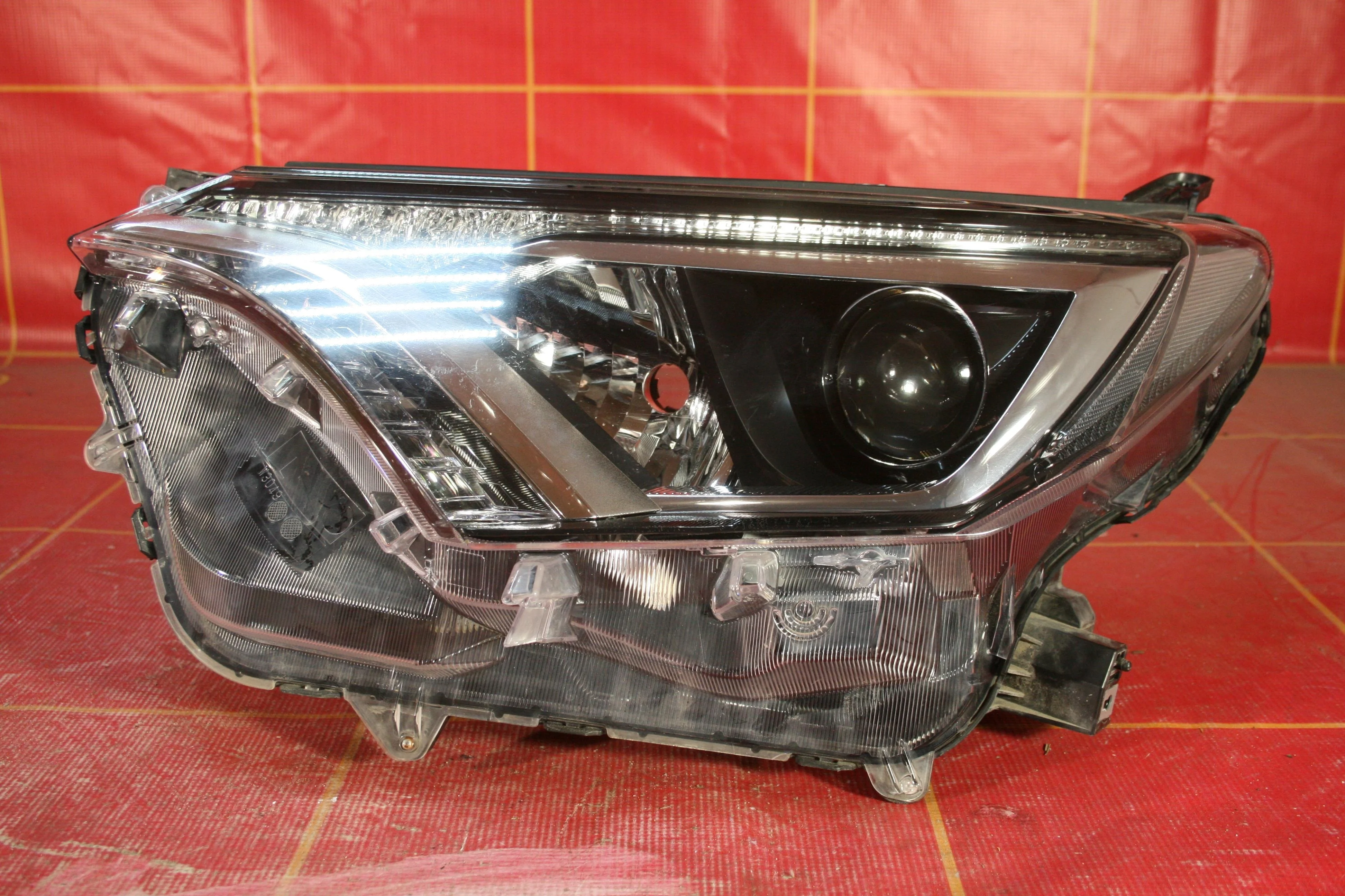 Фара левая Toyota RAV4