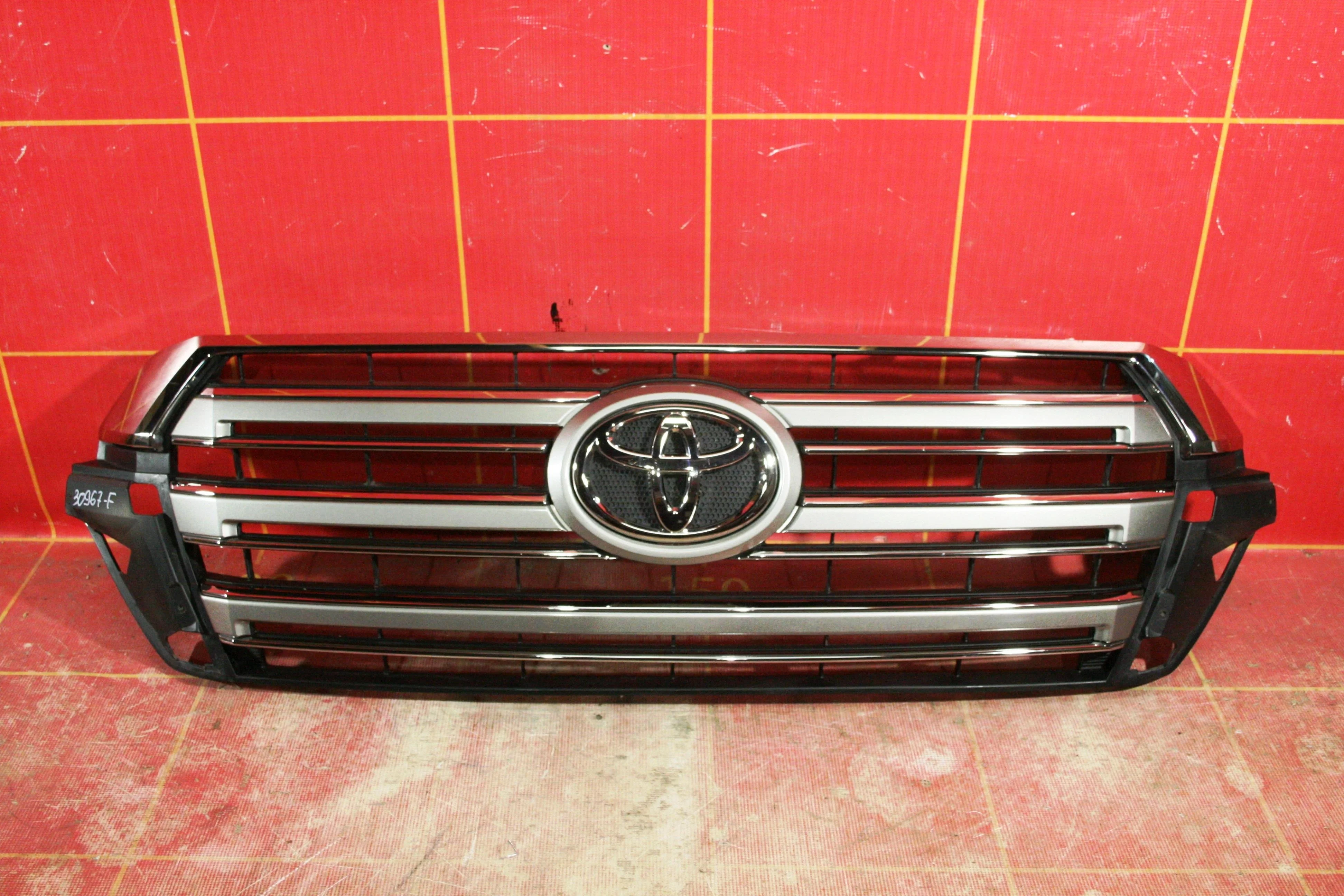 Решетка радиатора Toyota Land Cruiser
