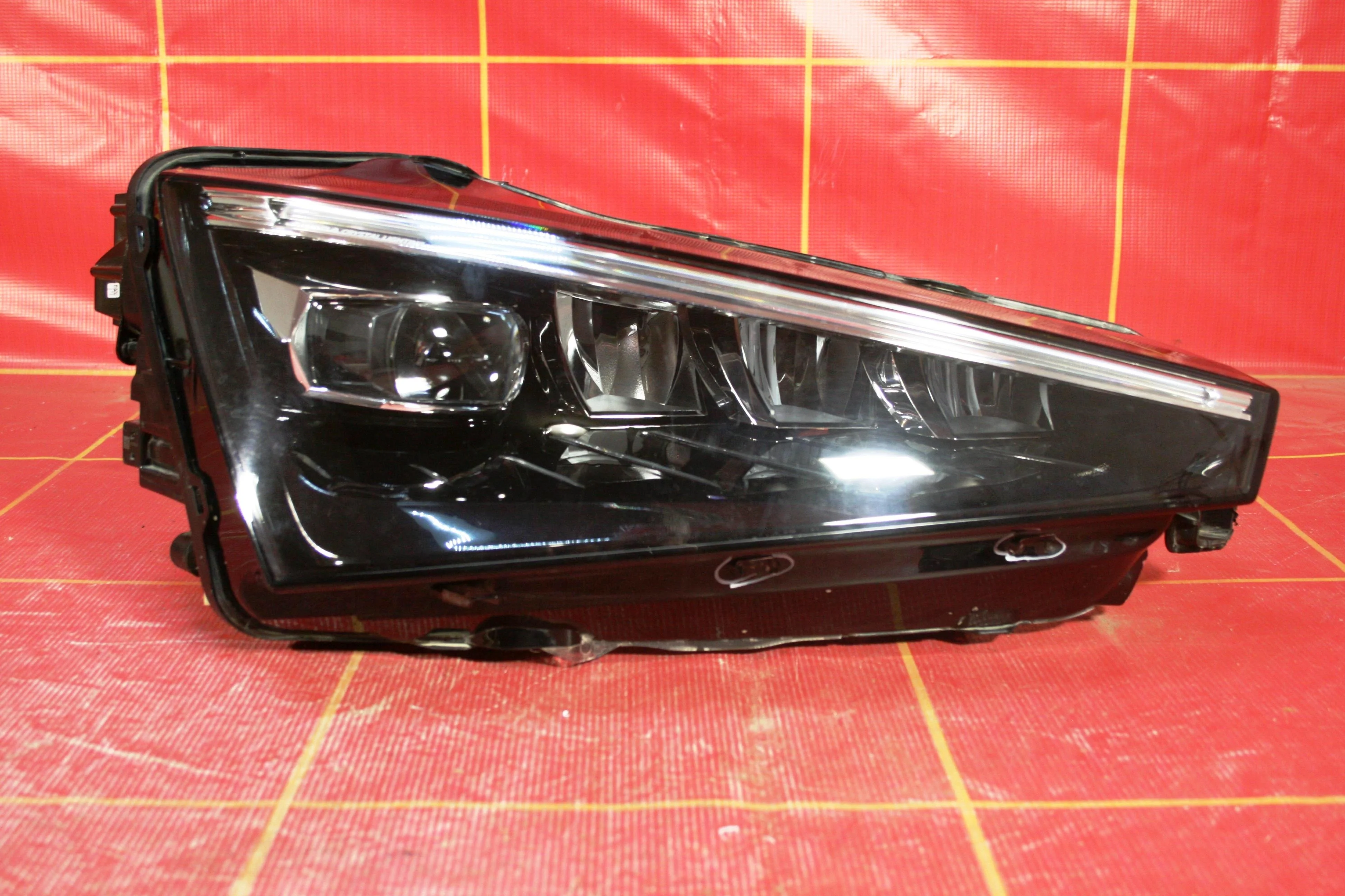 Фара правая Skoda Rapid