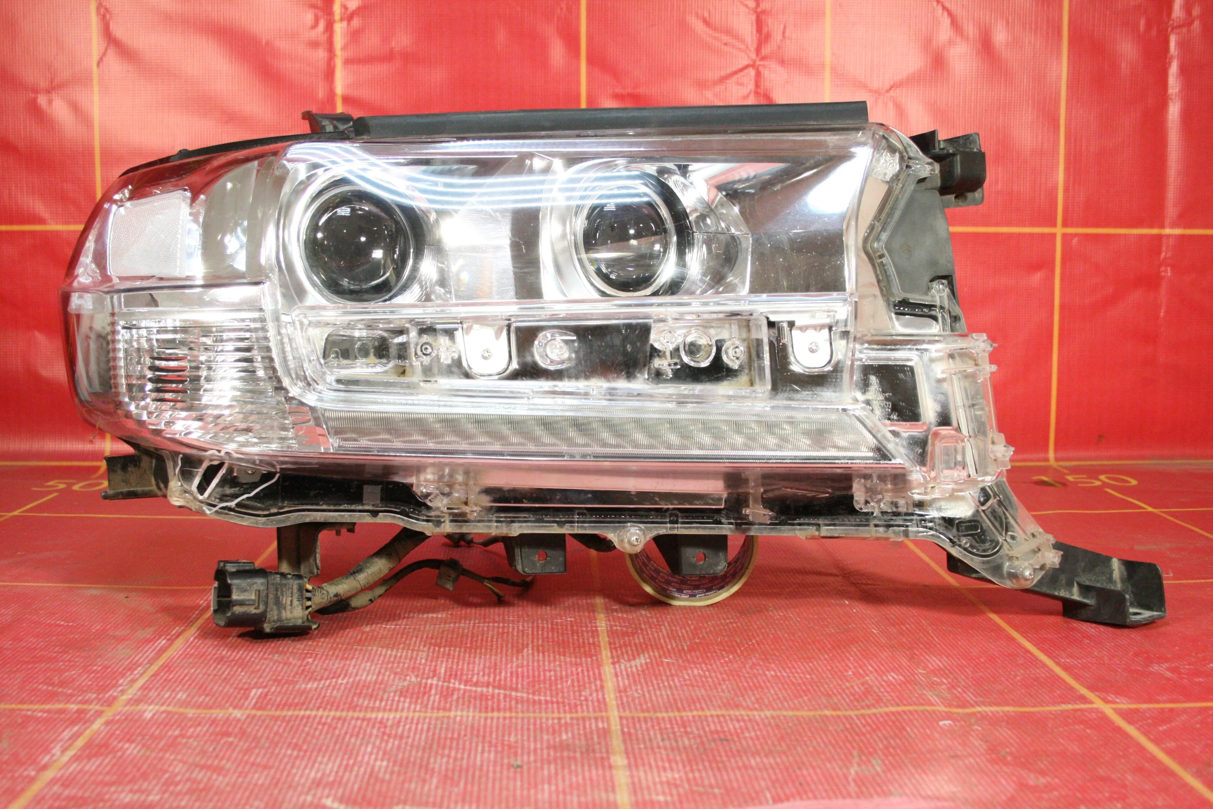 Фара правая Toyota Land Cruiser