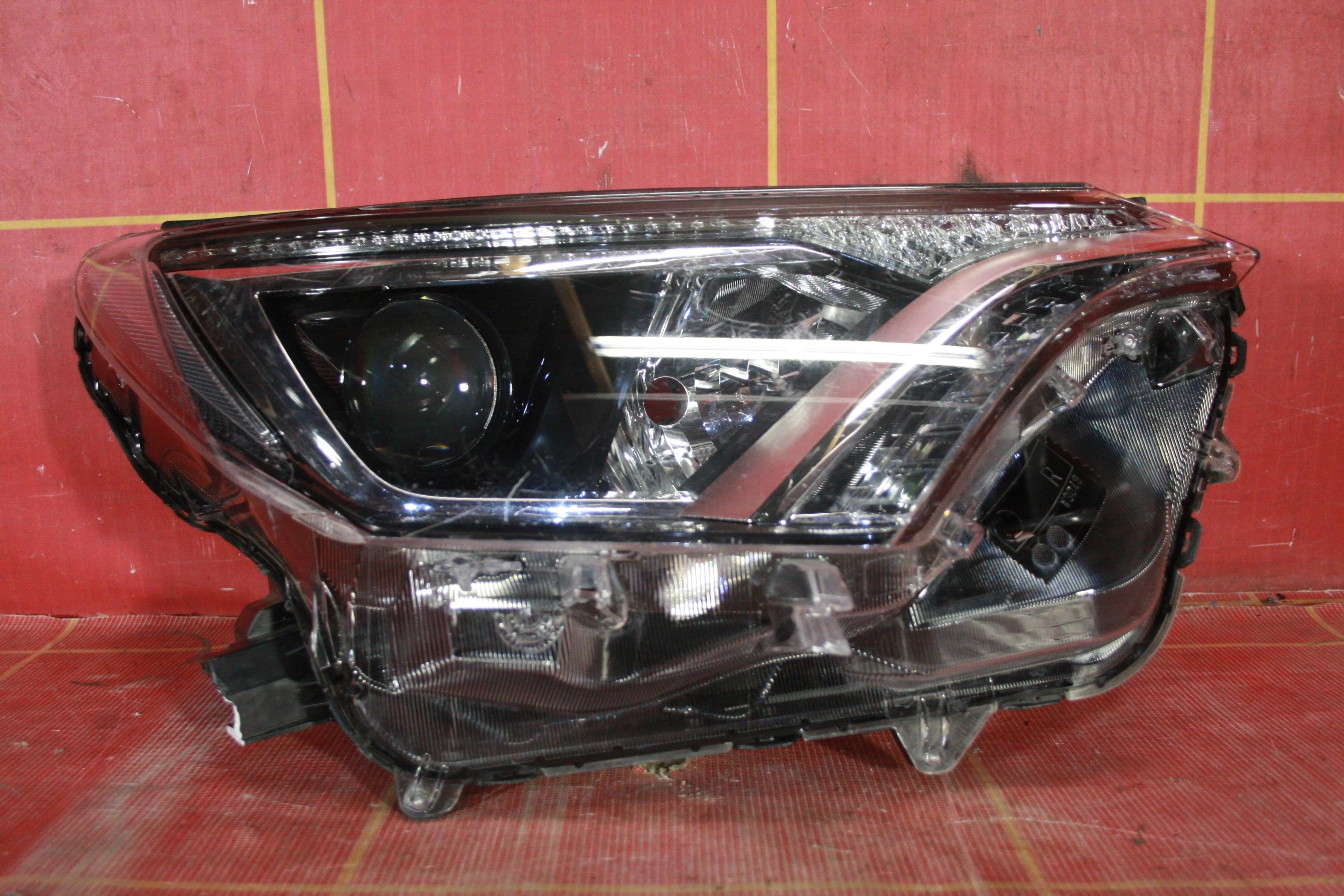 Фара правая Toyota RAV4