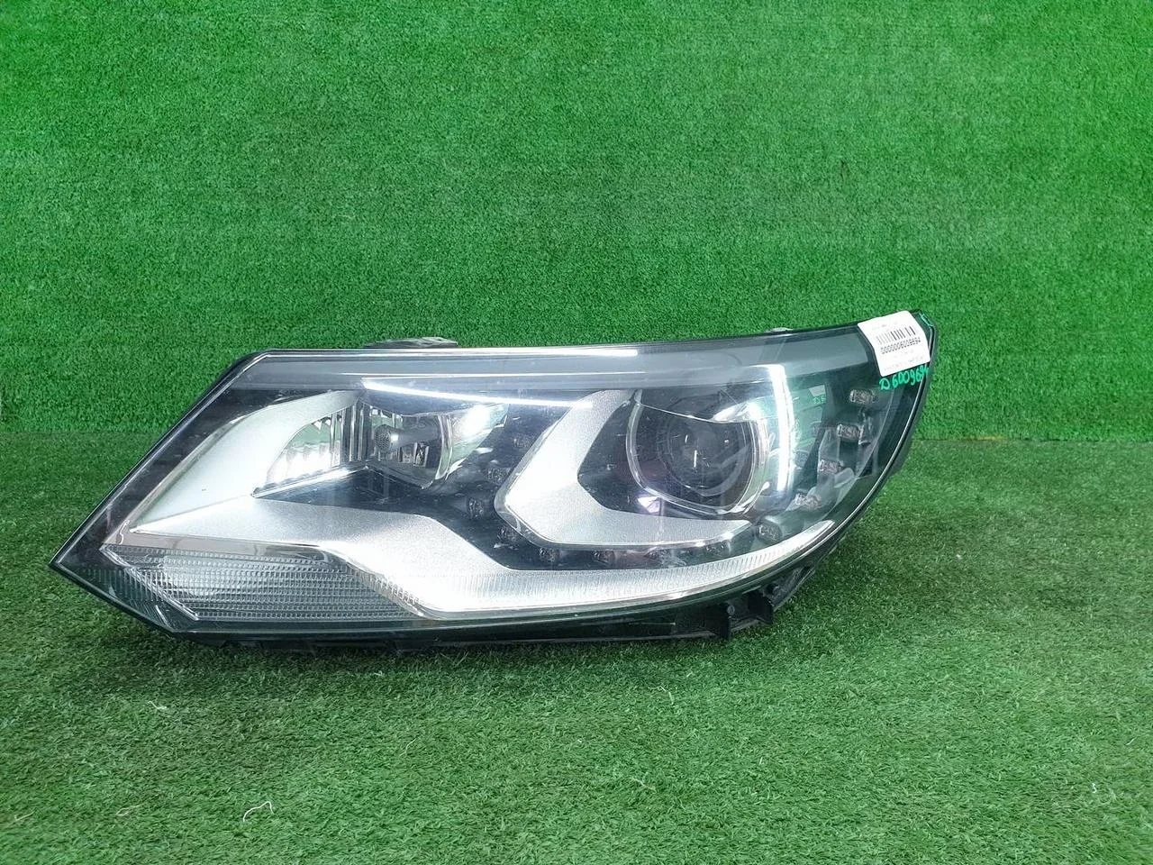 Фара левая Volkswagen Tiguan