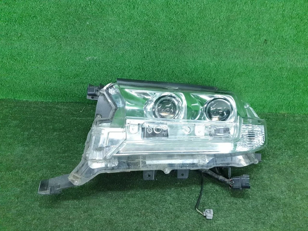Фара левая Toyota Land Cruiser
