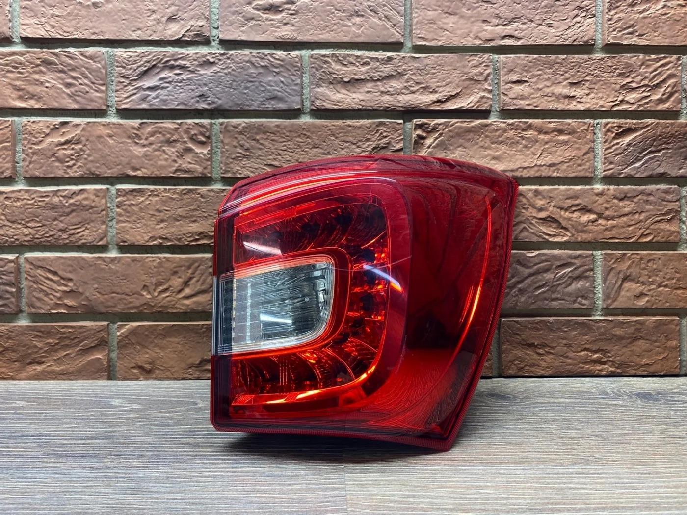 Фонарь задний наружный правый Suzuki SX4
