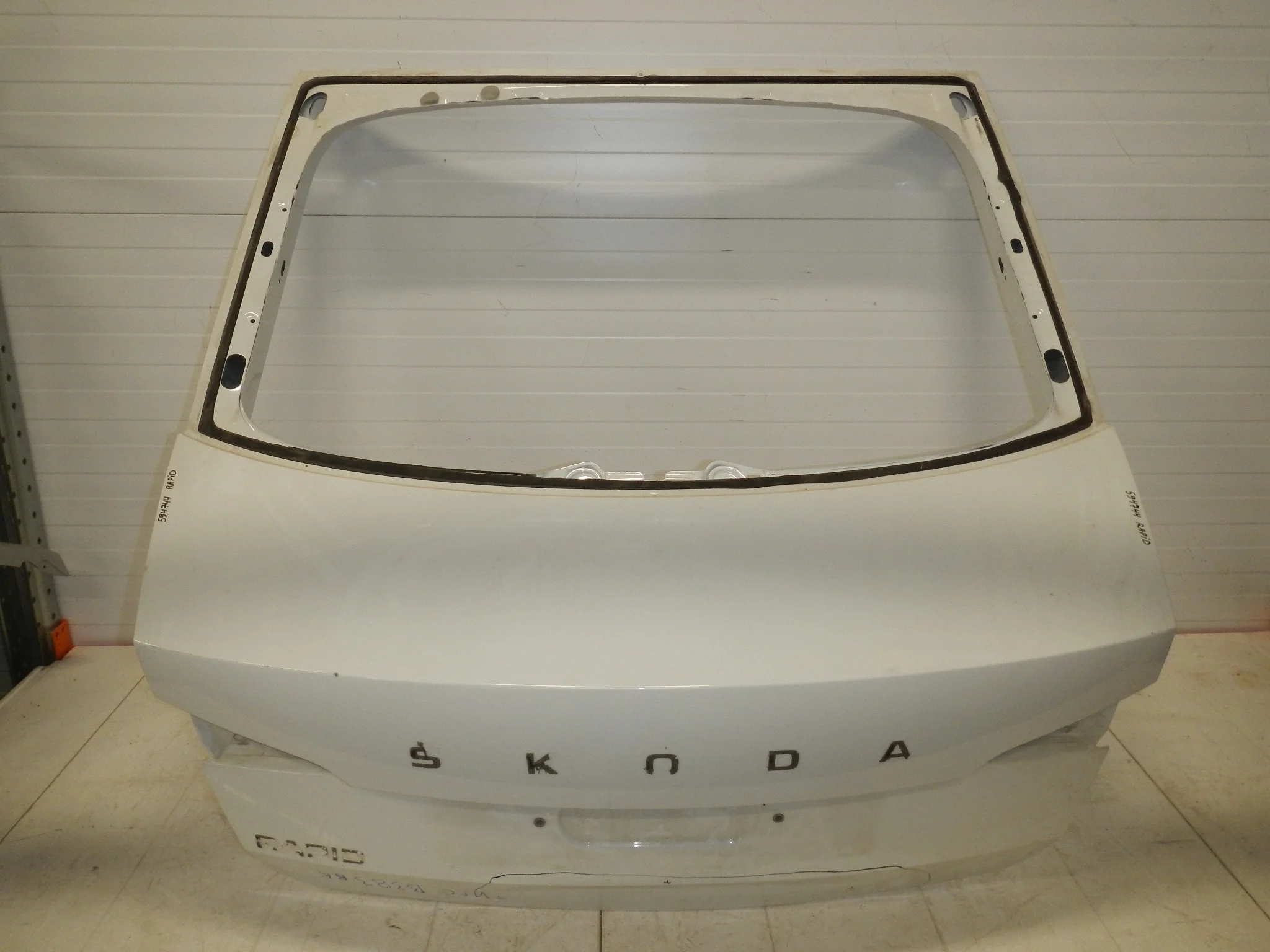 Дверь багажника Skoda Rapid