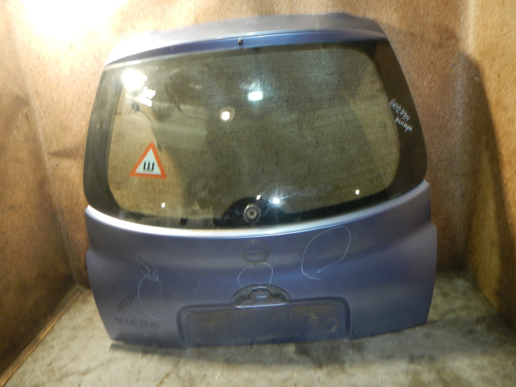 Дверь багажника Nissan Micra