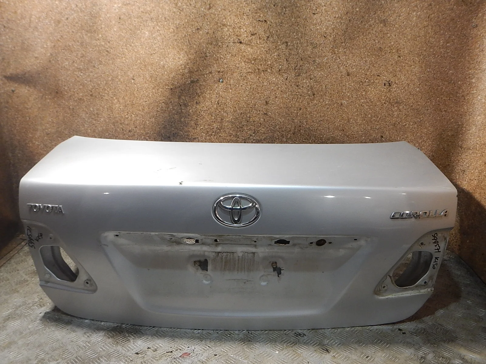 Крышка багажника Toyota Corolla