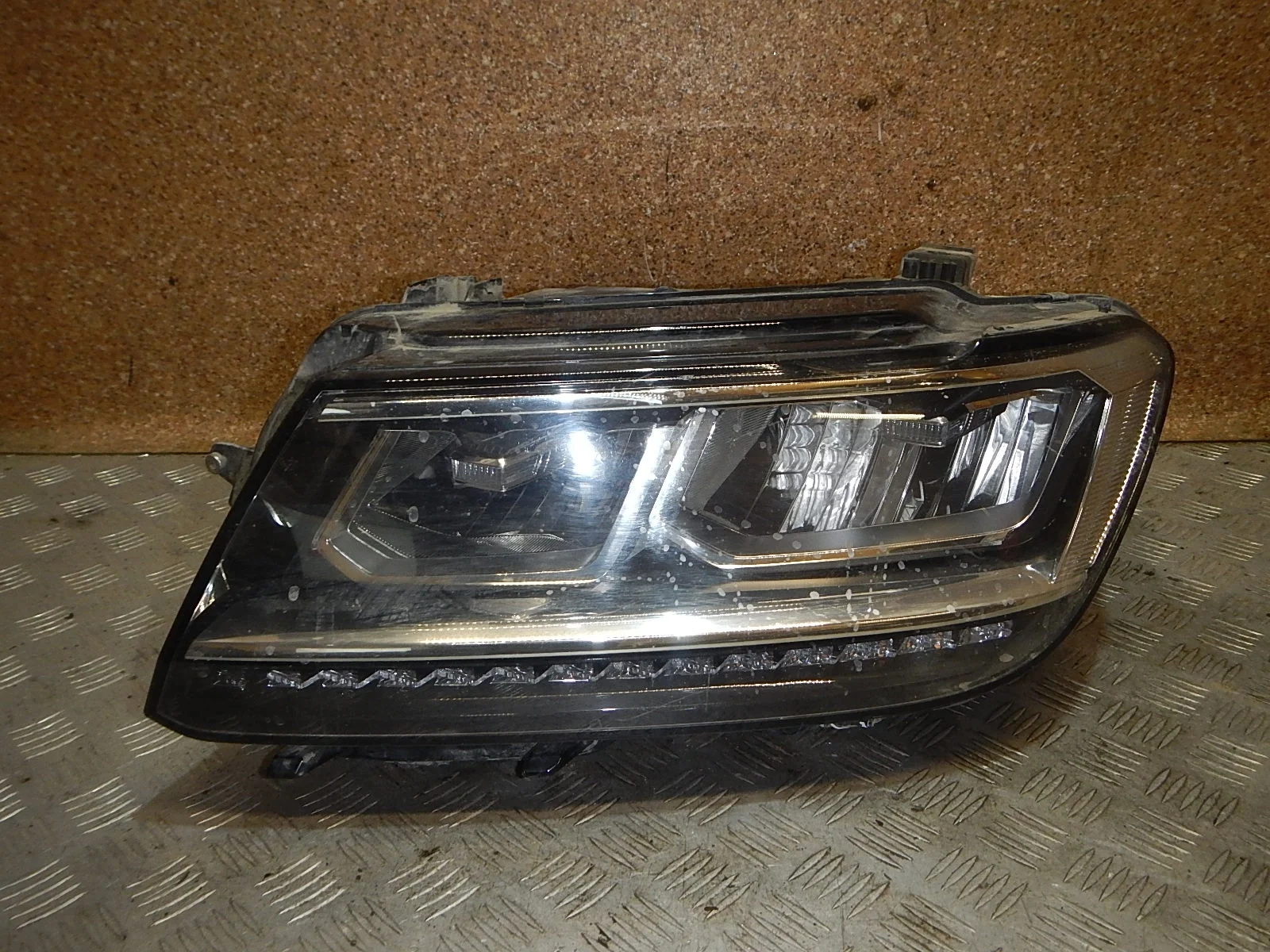 Фара левая Volkswagen Tiguan