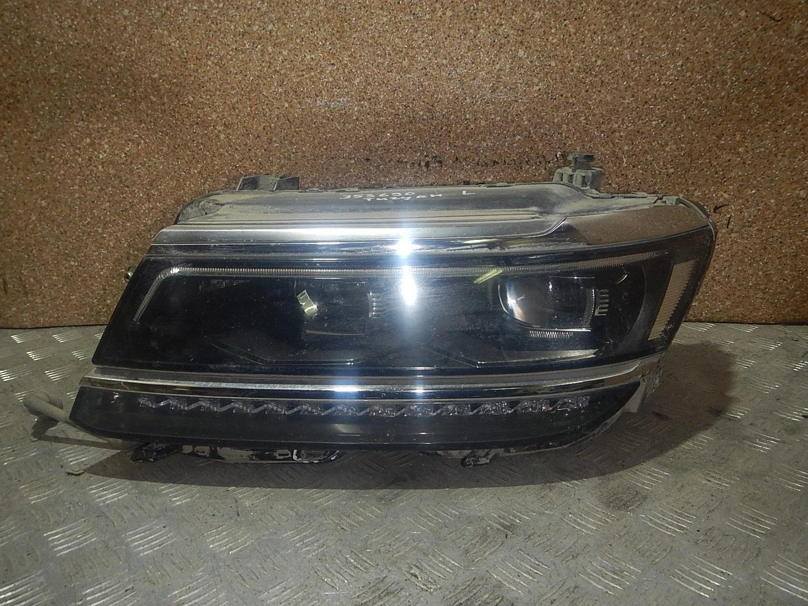 Фара левая Volkswagen Tiguan