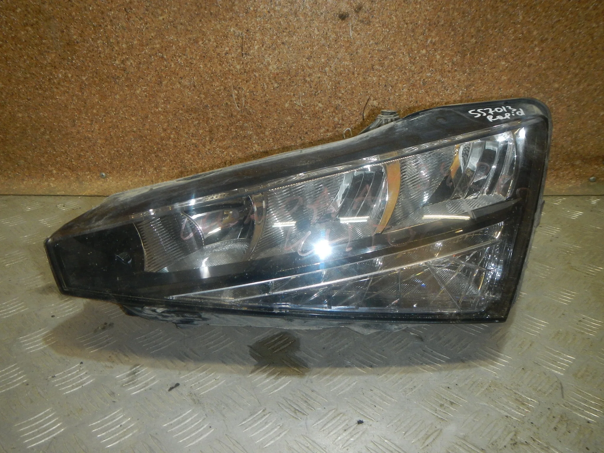 Фара левая Skoda Rapid