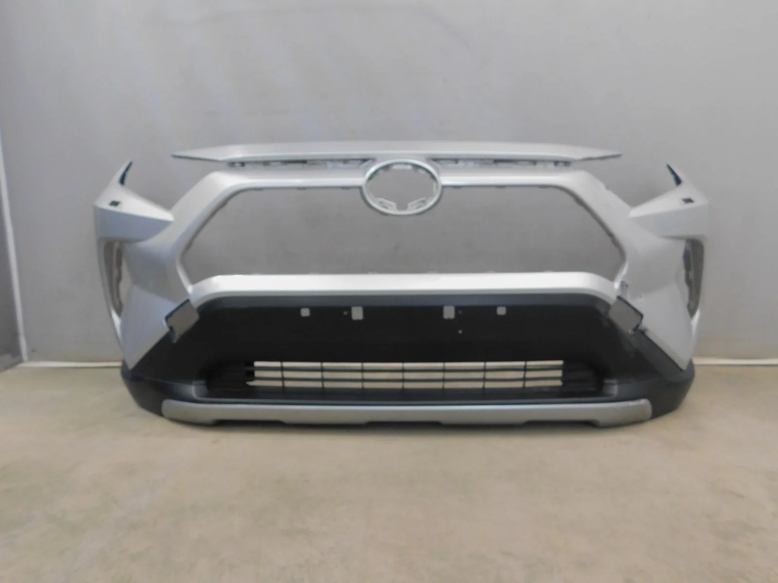 Бампер передний Toyota RAV4