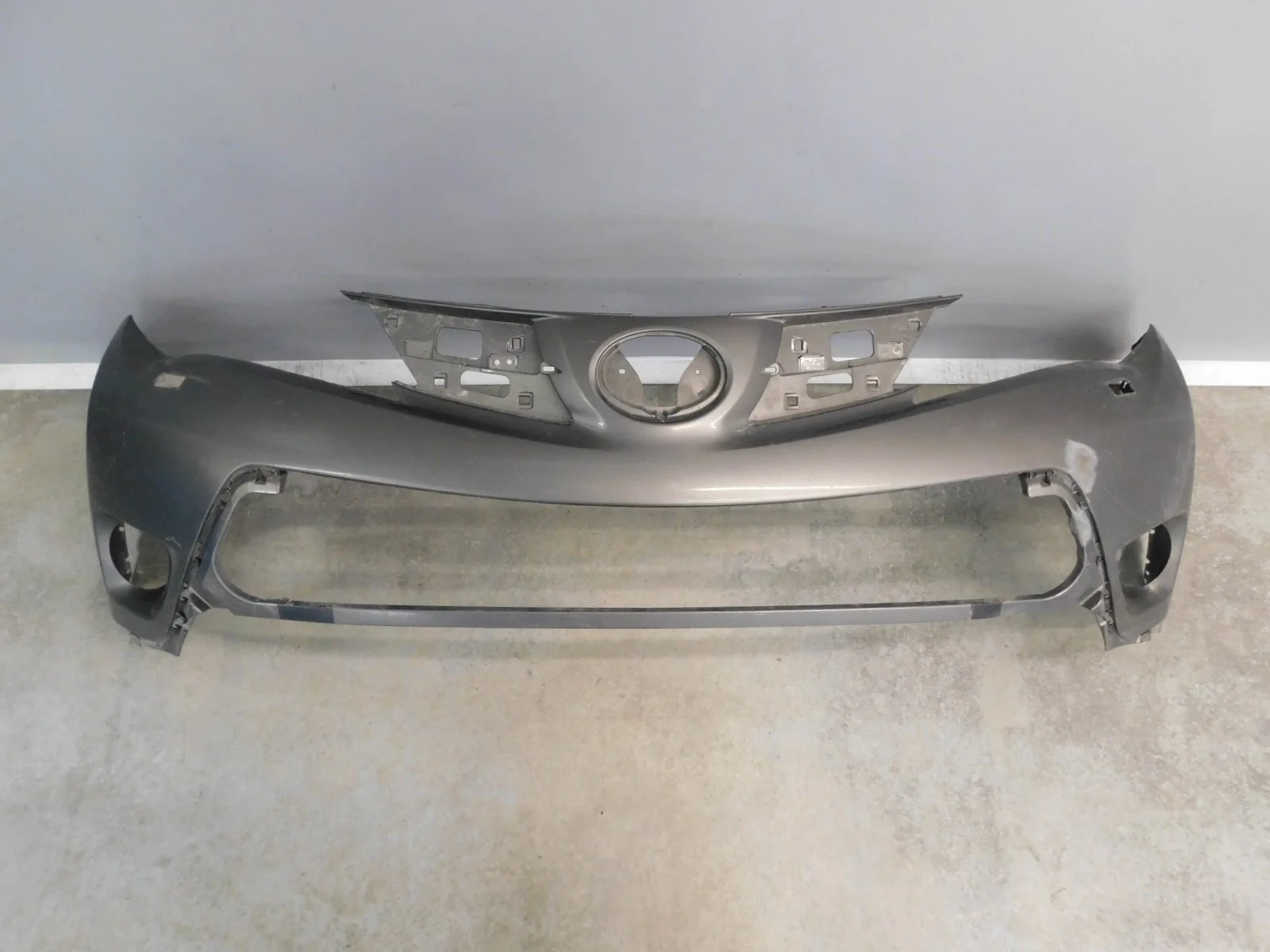 Бампер передний Toyota RAV4