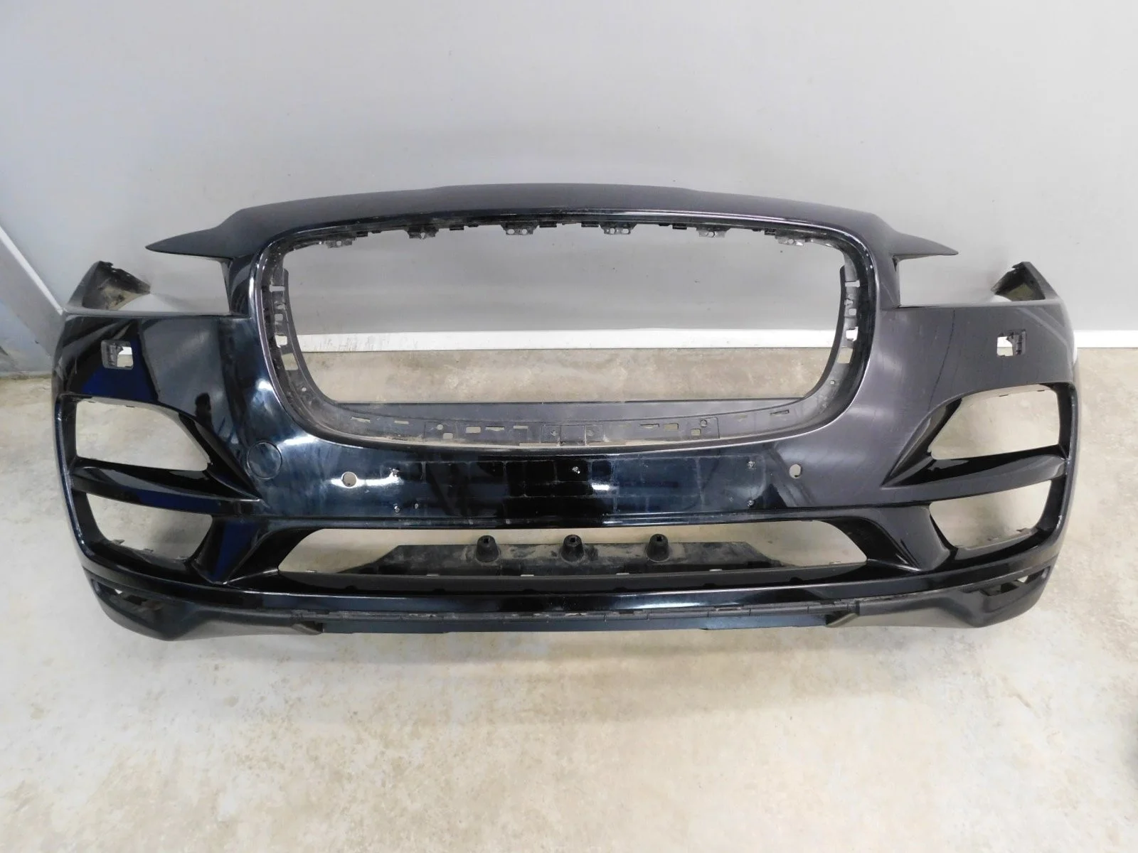 Бампер передний Jaguar F-Pace